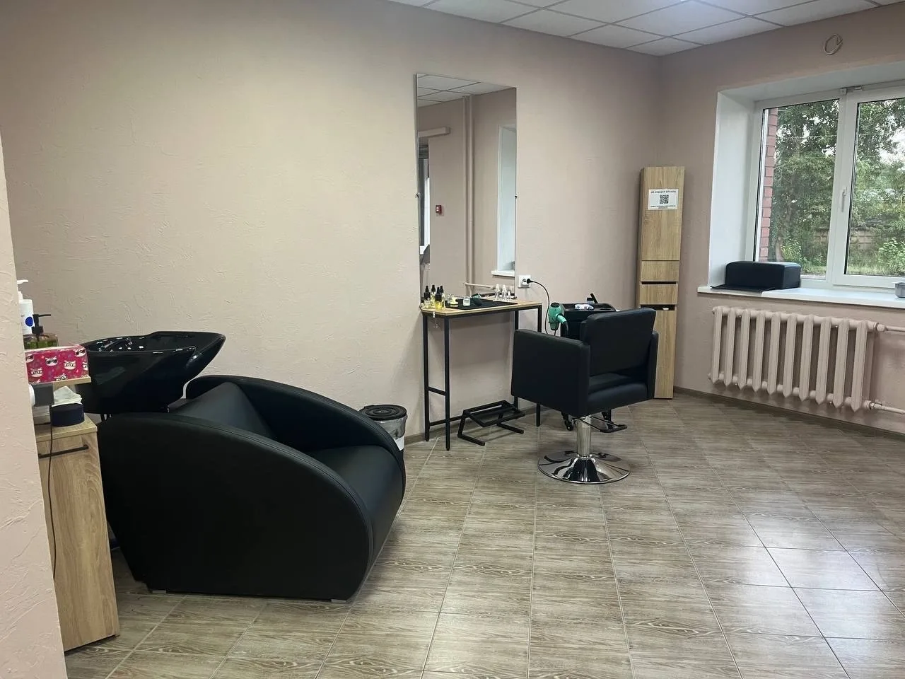 Открылась новая парикмахерская: МУЖСКИЕ СТРИЖКИ.