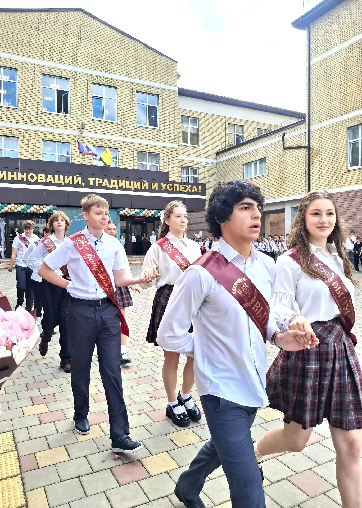 Медиацентр нашей школы «3/4» подготовил фоторепортаж о последнем звонке. 🔔