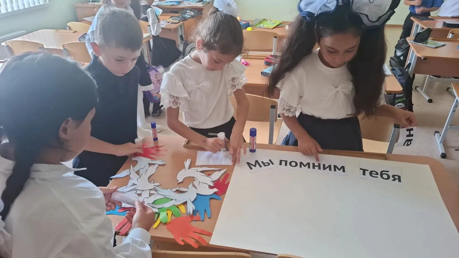 Ученики 2 "Б" класса  почтили память жертв Беслана.