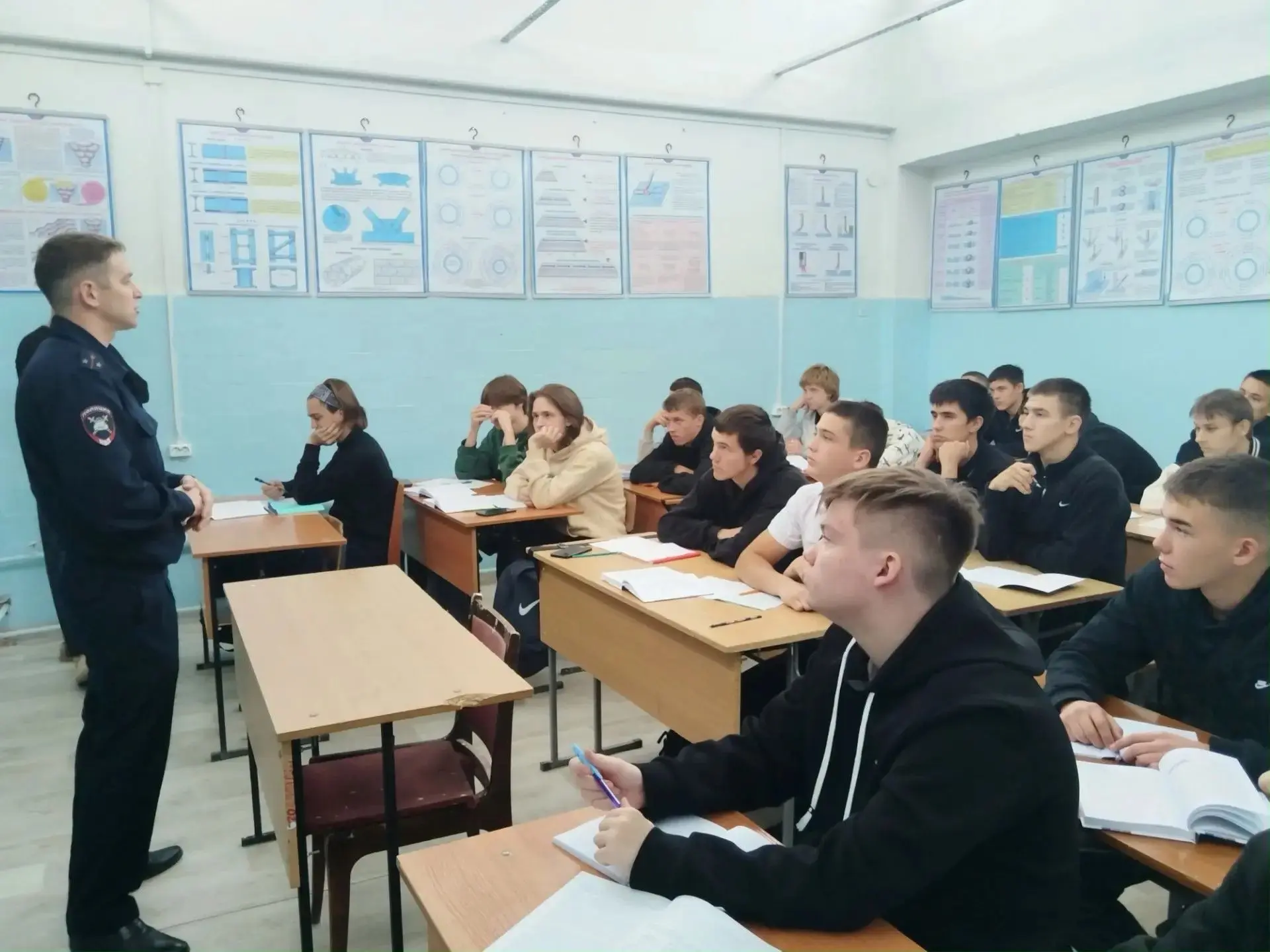 Соблюдай безопасность на дорогах.