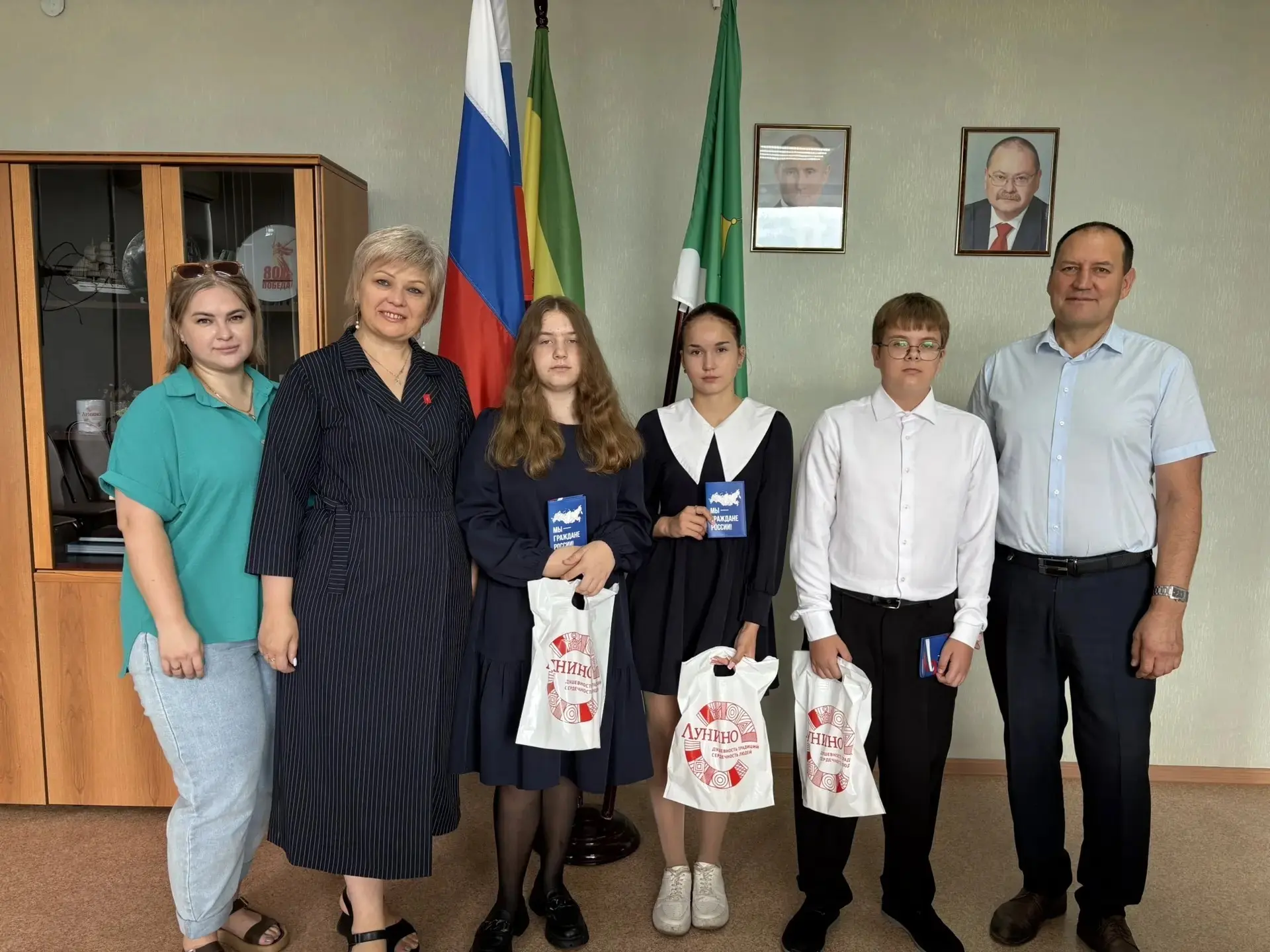🇷🇺В Лунинском районе юным гражданам вручили паспорта в честь Дня Государственного флага.