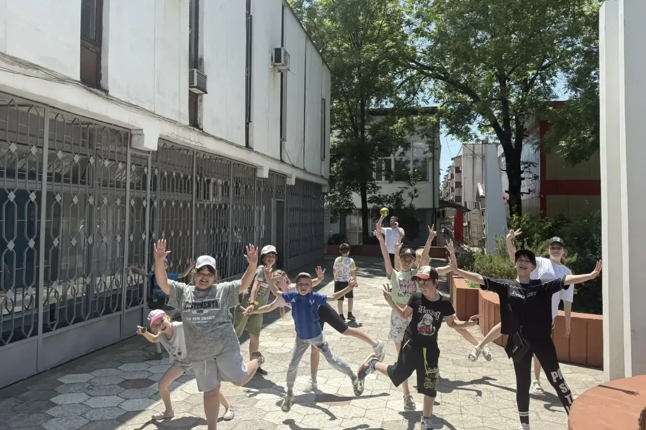 ☀️Лето набирает обороты, а мы продолжаем делиться солнечными фотографиями с наших детских площадок.