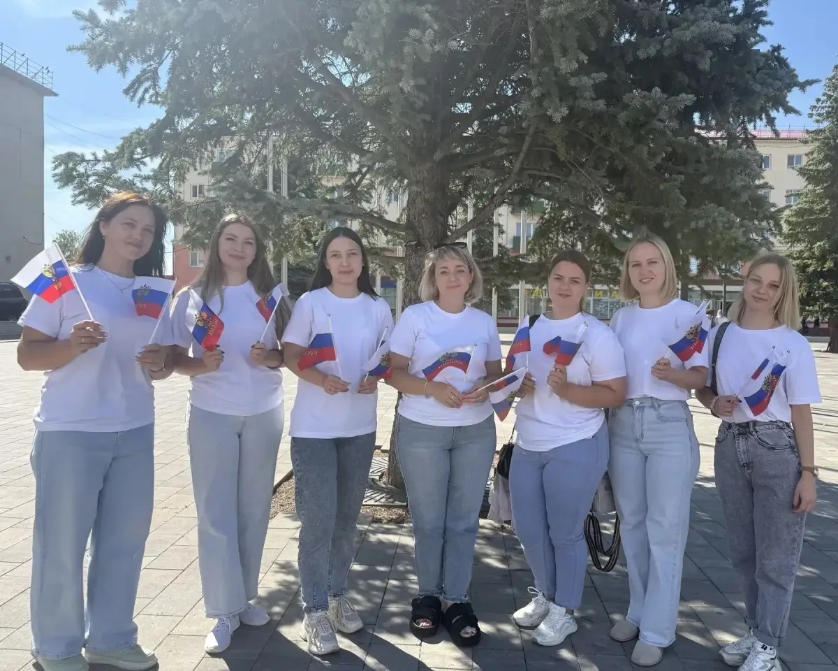 Сегодня, 22 августа, Площадь Советов превратилась в море из бело-сине-красных цветов. Г...