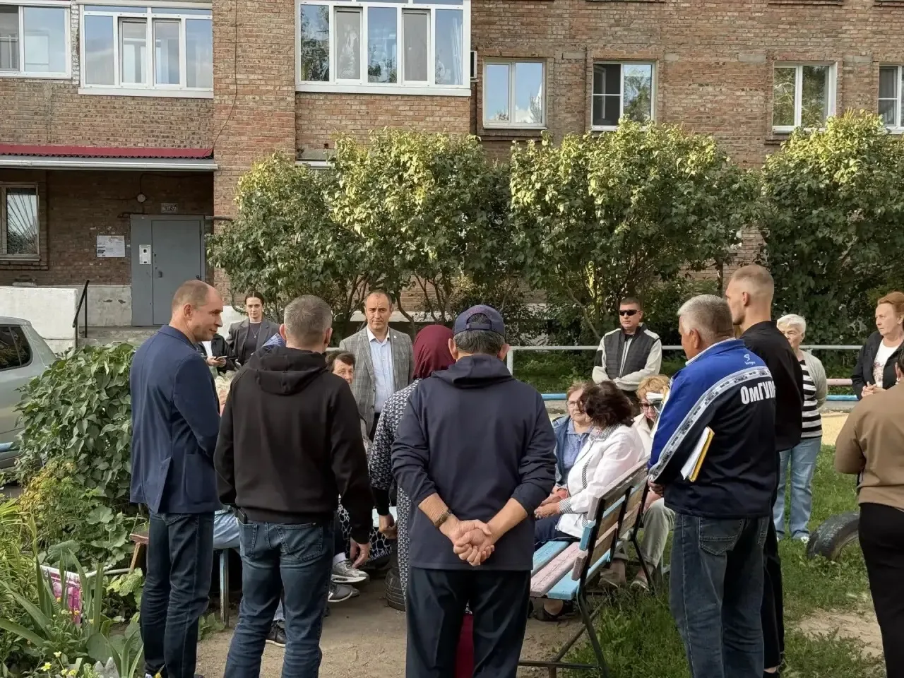 Провели встречу с жителями домов на улице 2-й Совхозной, в которой приняли участие глав...