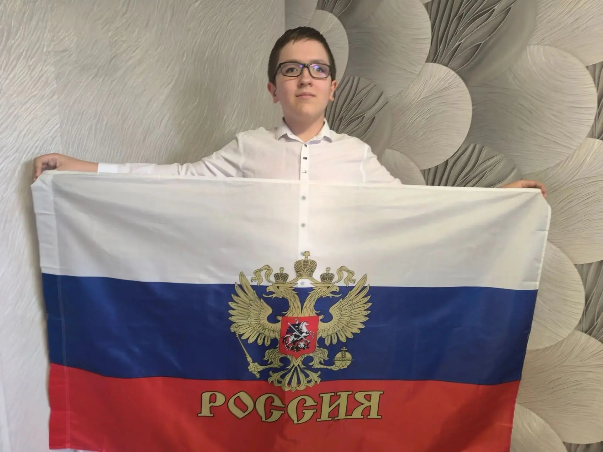 🇷🇺Ученик  5 класса Олимов Рашид присоединился к акции " Мой флаг - моя Россия».