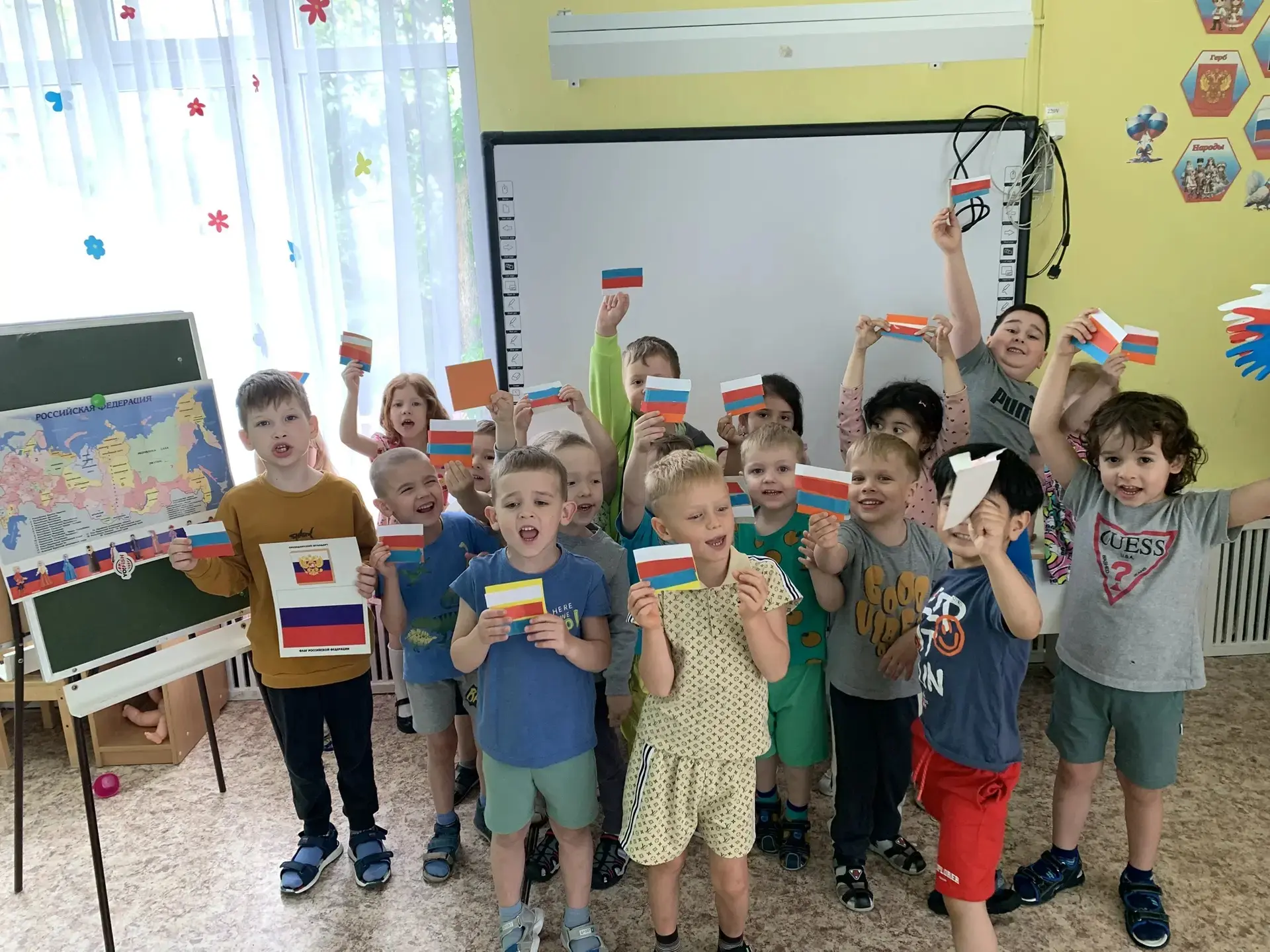🇷🇺Изучаем Россию вместе!🇷🇺

В преддверии Дня России, в средней группе «Дружные ребята» воспитате