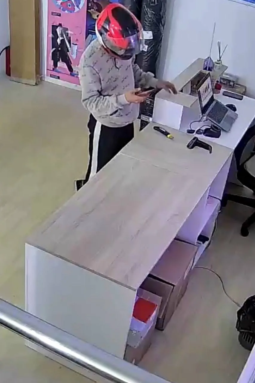 ❗️В Омске ищут мотоциклиста, который украл товары из ПВЗ
