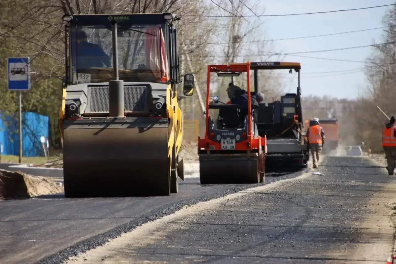 🚧 В Свободном начали укладывать асфальт на ул. Кооперативной  В городе продолжается ремонт дорожной 