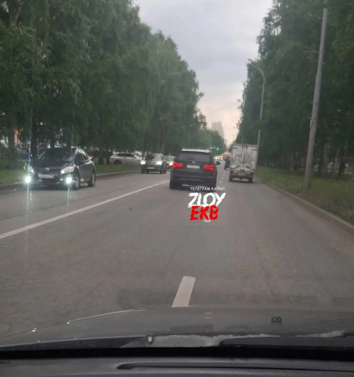 Приехал в Екатеринбург родных проведать. Еду по городу. Тут меня эта чума подрезает.

Я догоняю, гов