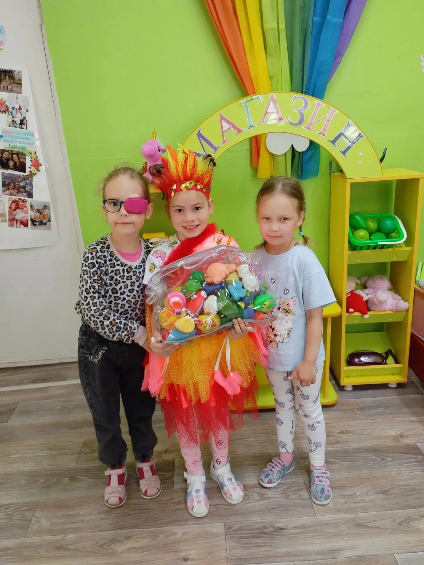 У нас был красным 🔴 серый понедельник, 
Как ягоды рябины на снегу.
Во вторник мы мечтали съездить к