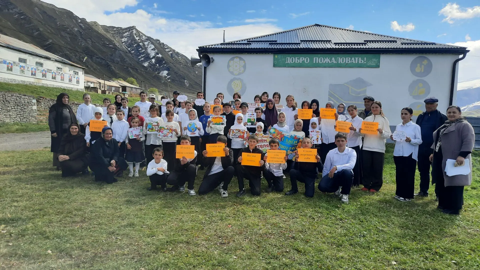 💐🧑‍🏫📚Сегодня в нашей школе прошло торжественное общешкольное мероприятие, посвящённ...