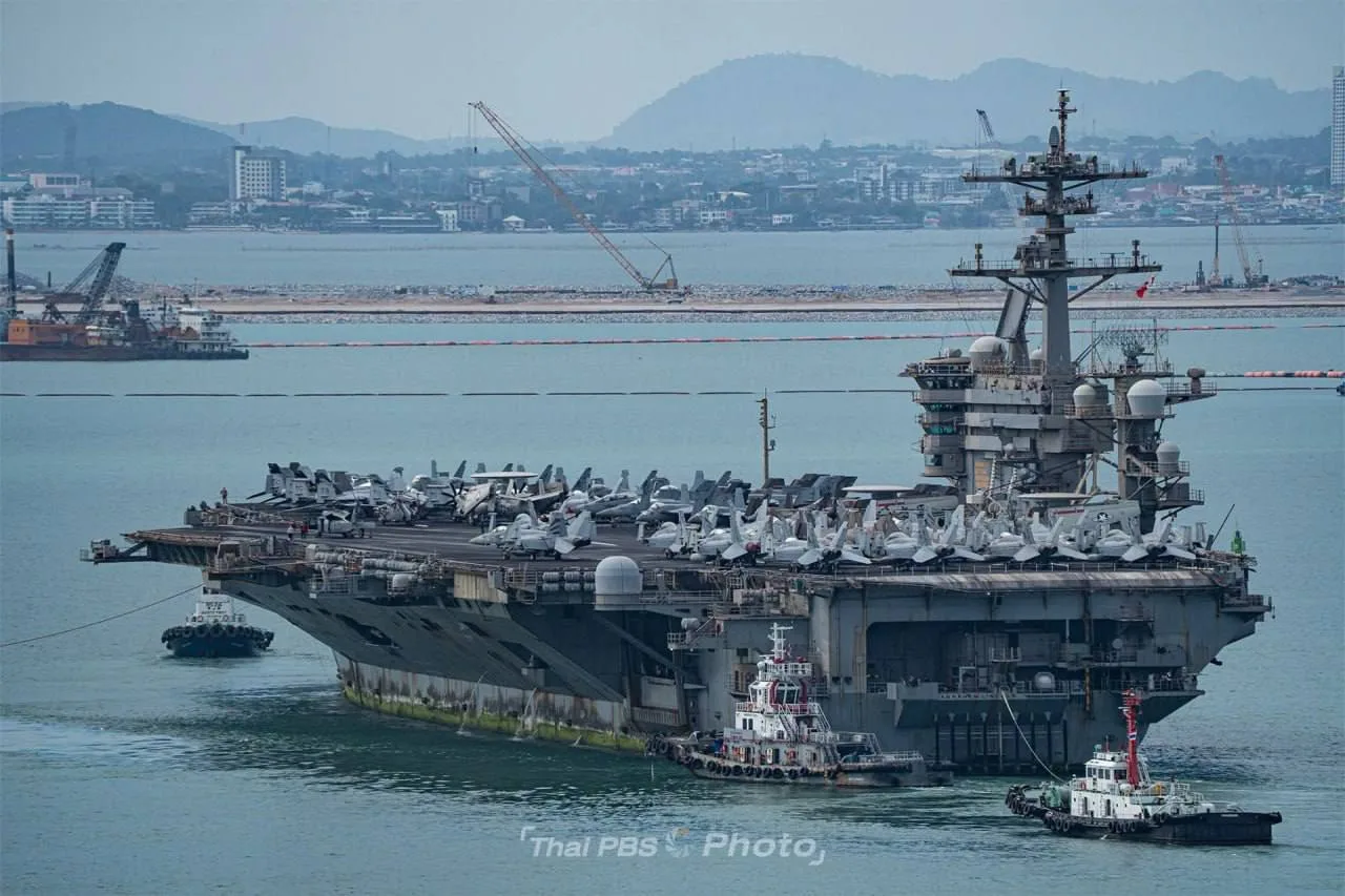 Кадры с уставшим авианосцем USS Abraham Lincoln (CVN-72) в порту Лаем-Чабанг, Таиланд.