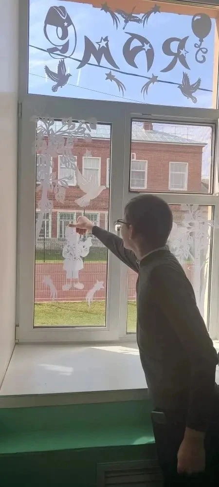 🕊В окнах Победы отражается память людей!