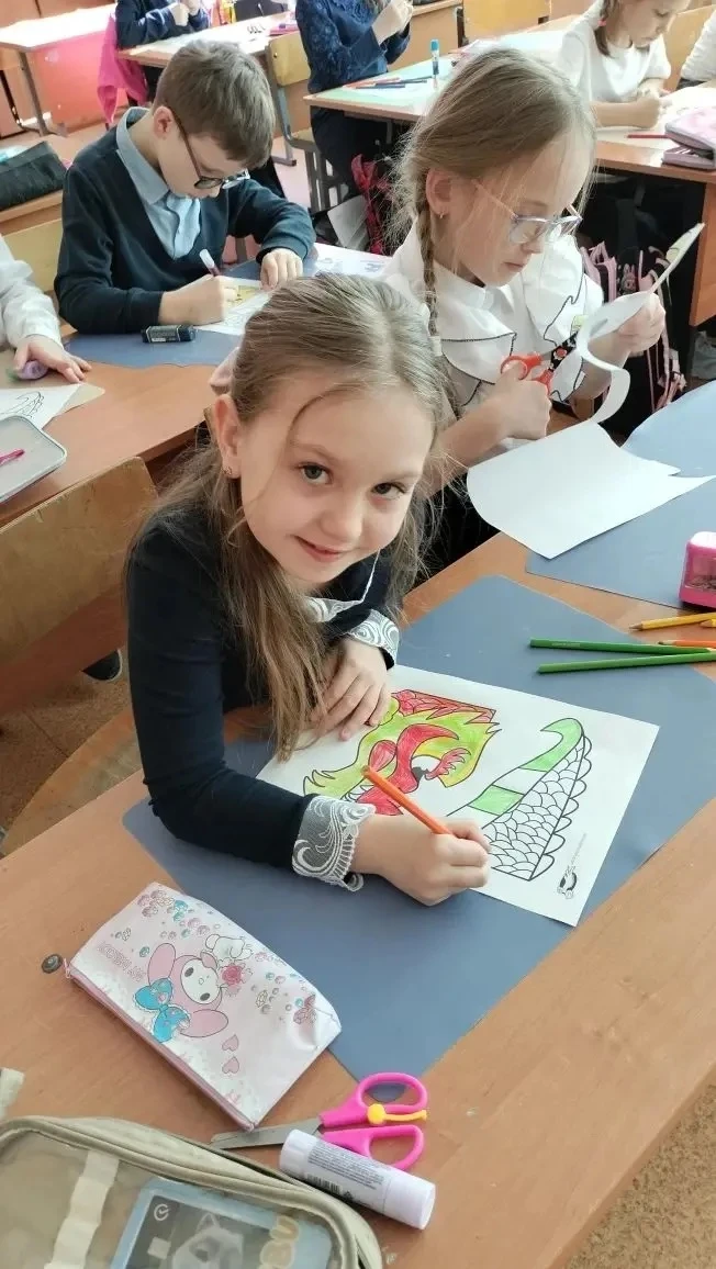 Ученики 1-Г класса нашей школы познакомились с культурой Китая и изготовили ДРАКОНА - символ императ