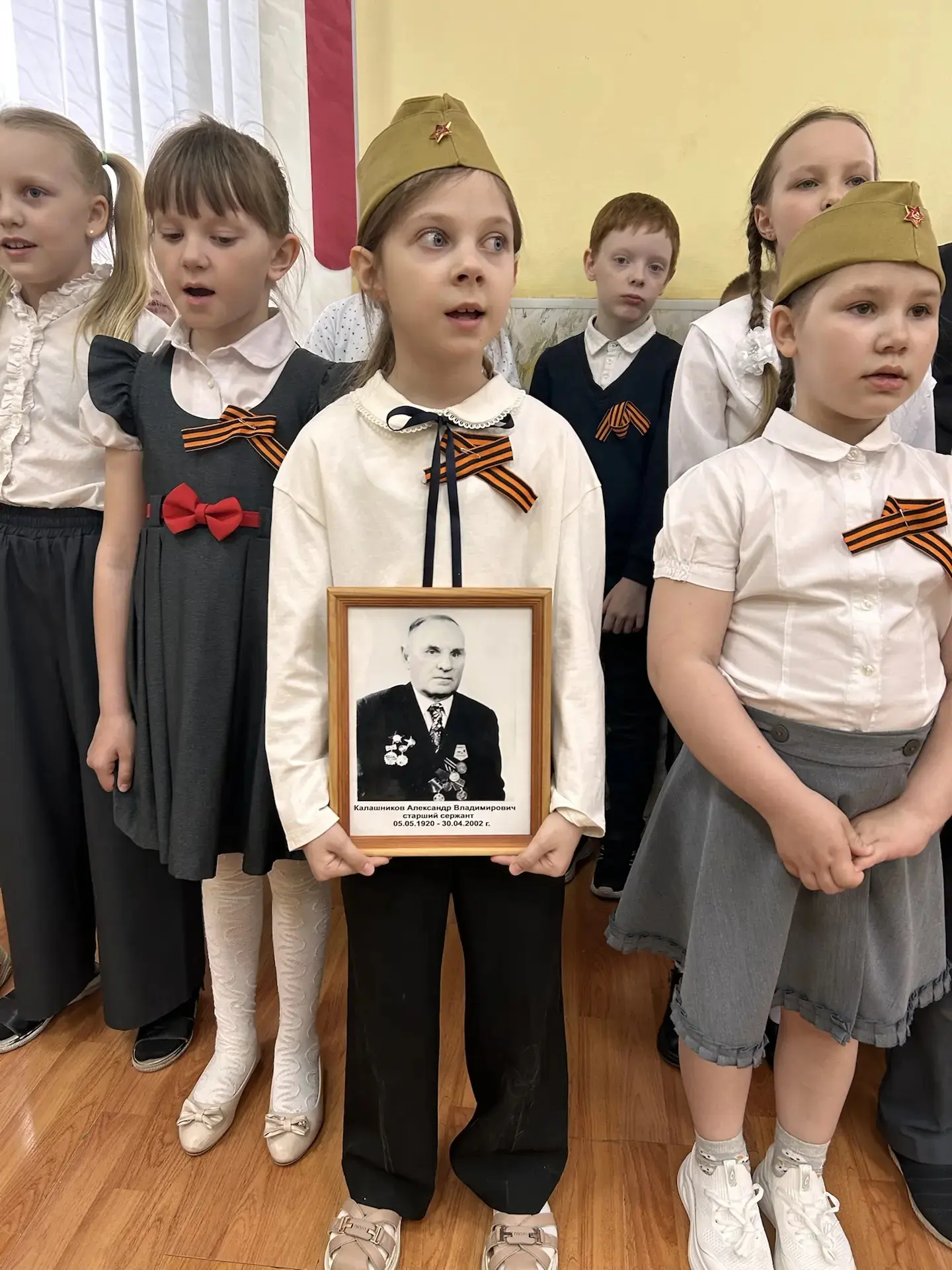 🕊 Нам доверили память: в нашей школе прошел «Бессмертный полк»  8 мая в школе состоялись линейки «На
