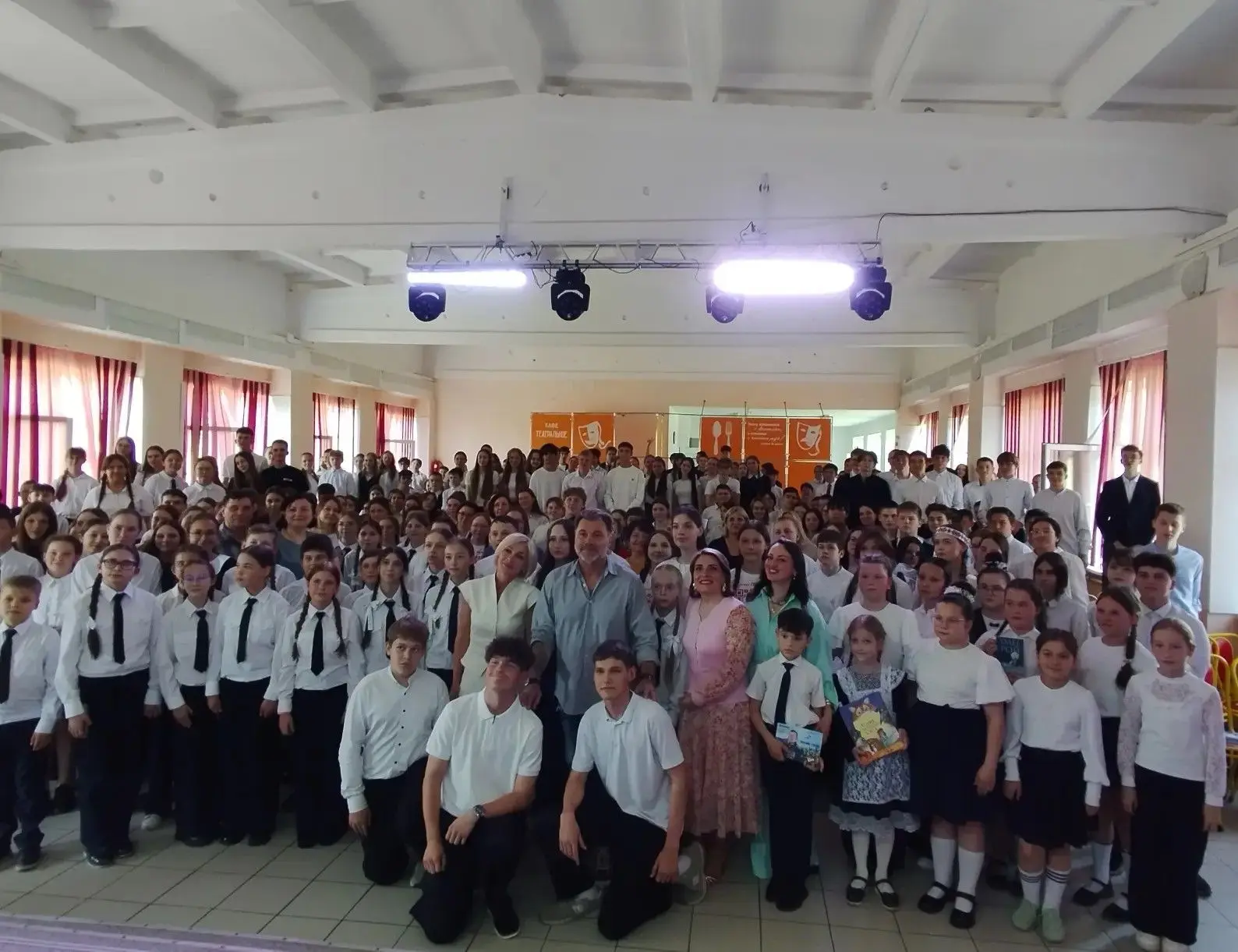 📚Сегодня в школе № 1 города Шумерля состоялась встреча с известным писателем, сценарис...