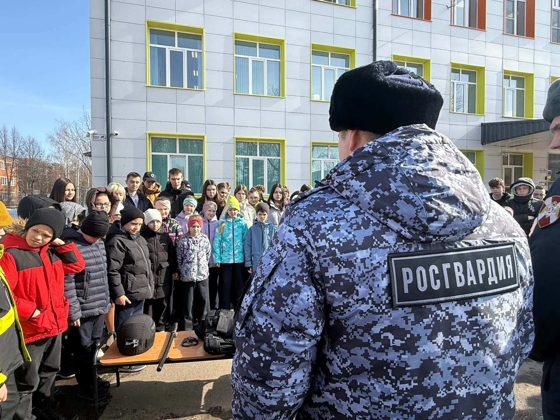 👮‍♂️ Будущее уже здесь: встреча с героями реальной службы!  В нашей школе прошел невероятно крутой у