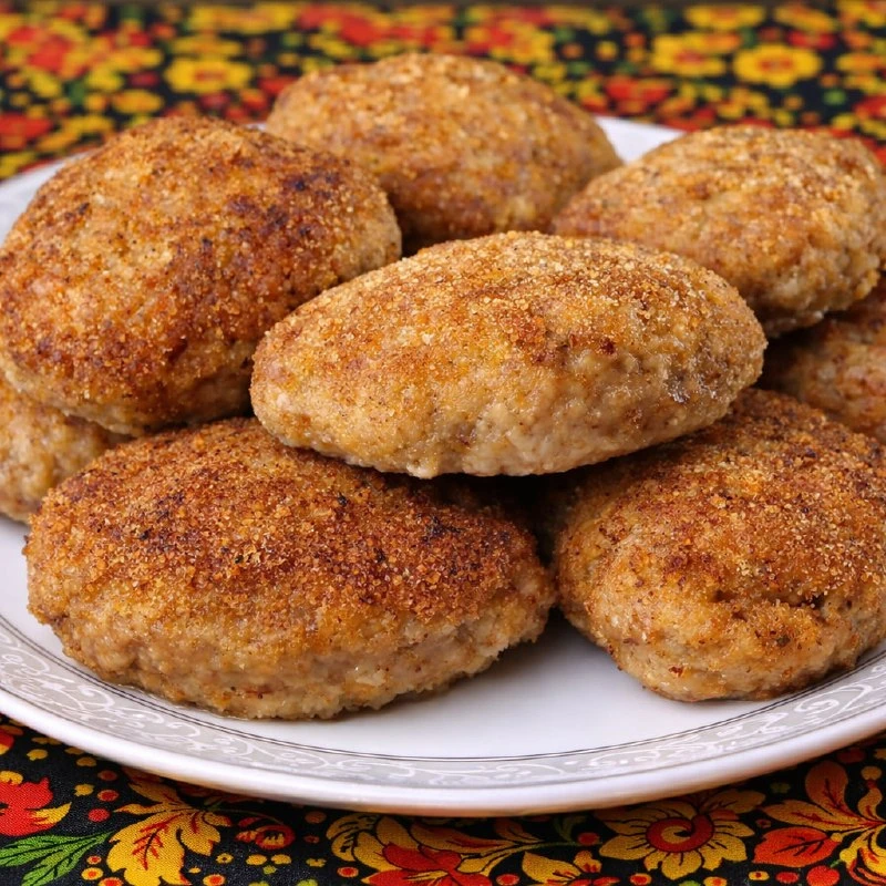 РУМЯНЫЕ КОТЛЕТЫ ИЗ КОМБИНИРОВАННОГО ФАРША ПОКОРЯЮТ МЯГКОЙ ТЕКСТУРОЙ И ЯРКИМ ВКУСОМ. ХРУ...
