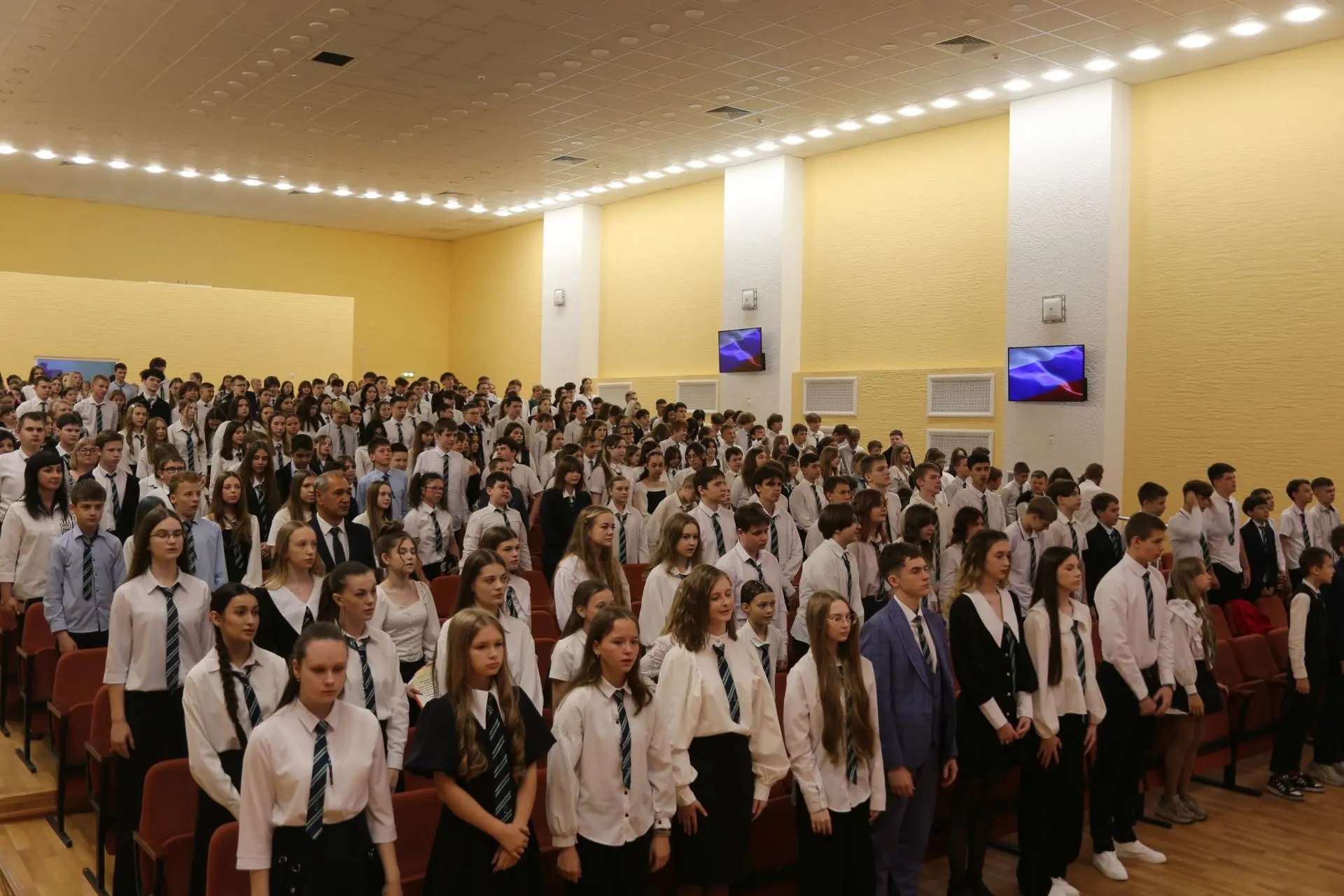 🎓Сегодня в школе прошла линейка для 5–8 и 10 классов, посвящённая окончанию учебного года! ✨ Ребята 
