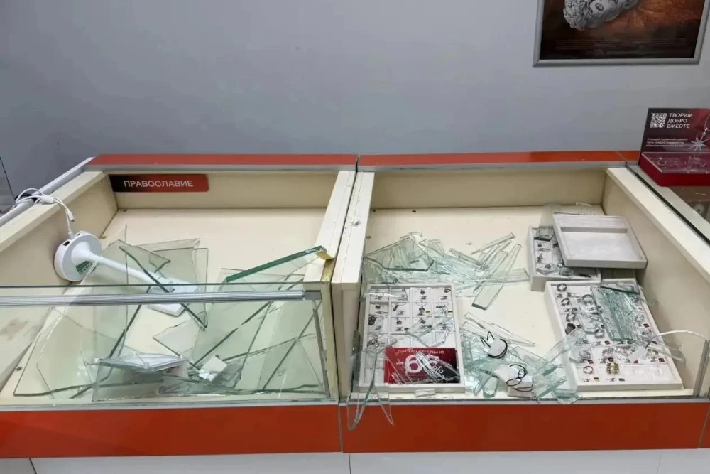 Грабитель вынес золото из ювелирного салона в Красноярском крае, чтобы купить алкоголь....