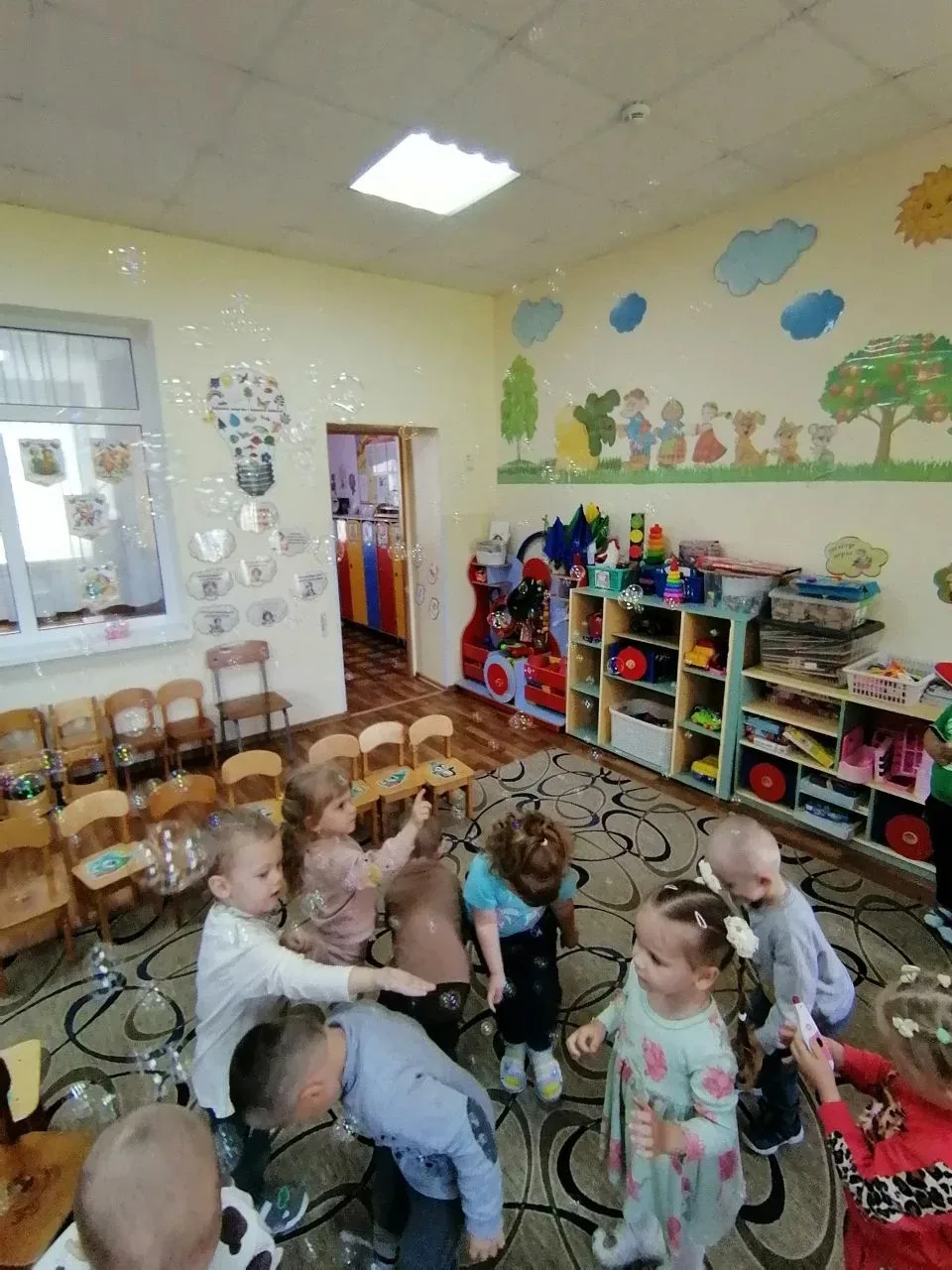 Малыши встретили первый день лета развлечением с мыльными пузырями, а также сделали неб...