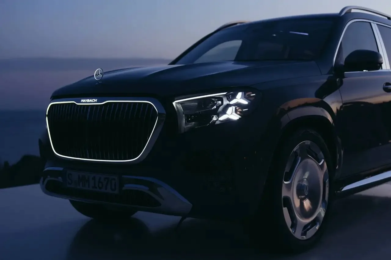 Mercedes представил новый Mercedes-Maybach GLS 800. Кроссовер получил светящуюся решетку радиатора, 