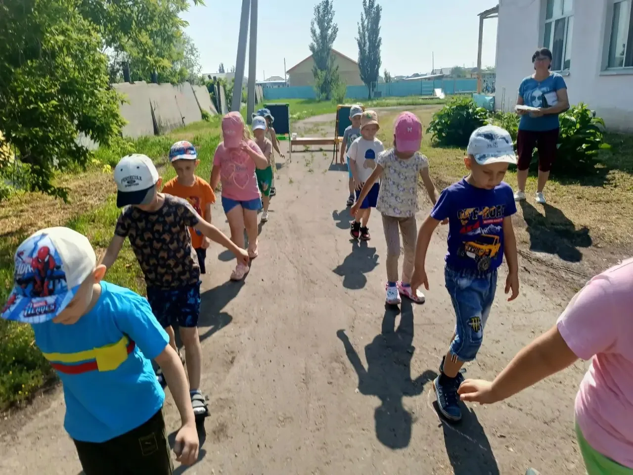 В группе "Улыбка" прошла игра "Зарница". Ребята поделились на команды, у каждой был свой командир, м