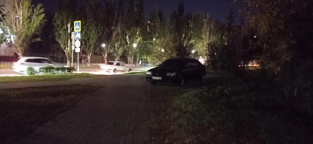 😡Прошлым вечером на ул. Спартаковской кто-то решил припарковаться прямо на пешеходной ...