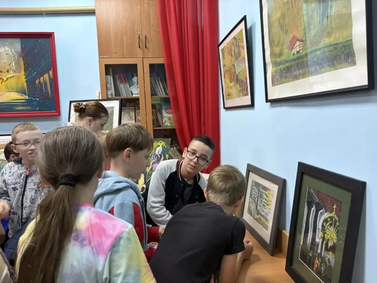 🖼️ Искусство, которое вдохновляет! 🖼️

Ребята из лагеря «Родничок» побывали на выставке картин Вад