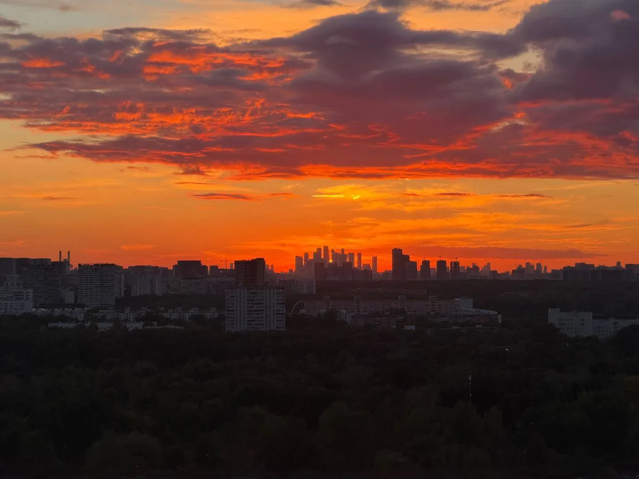 Вчерашний красивый осенний закат в Москве 💙