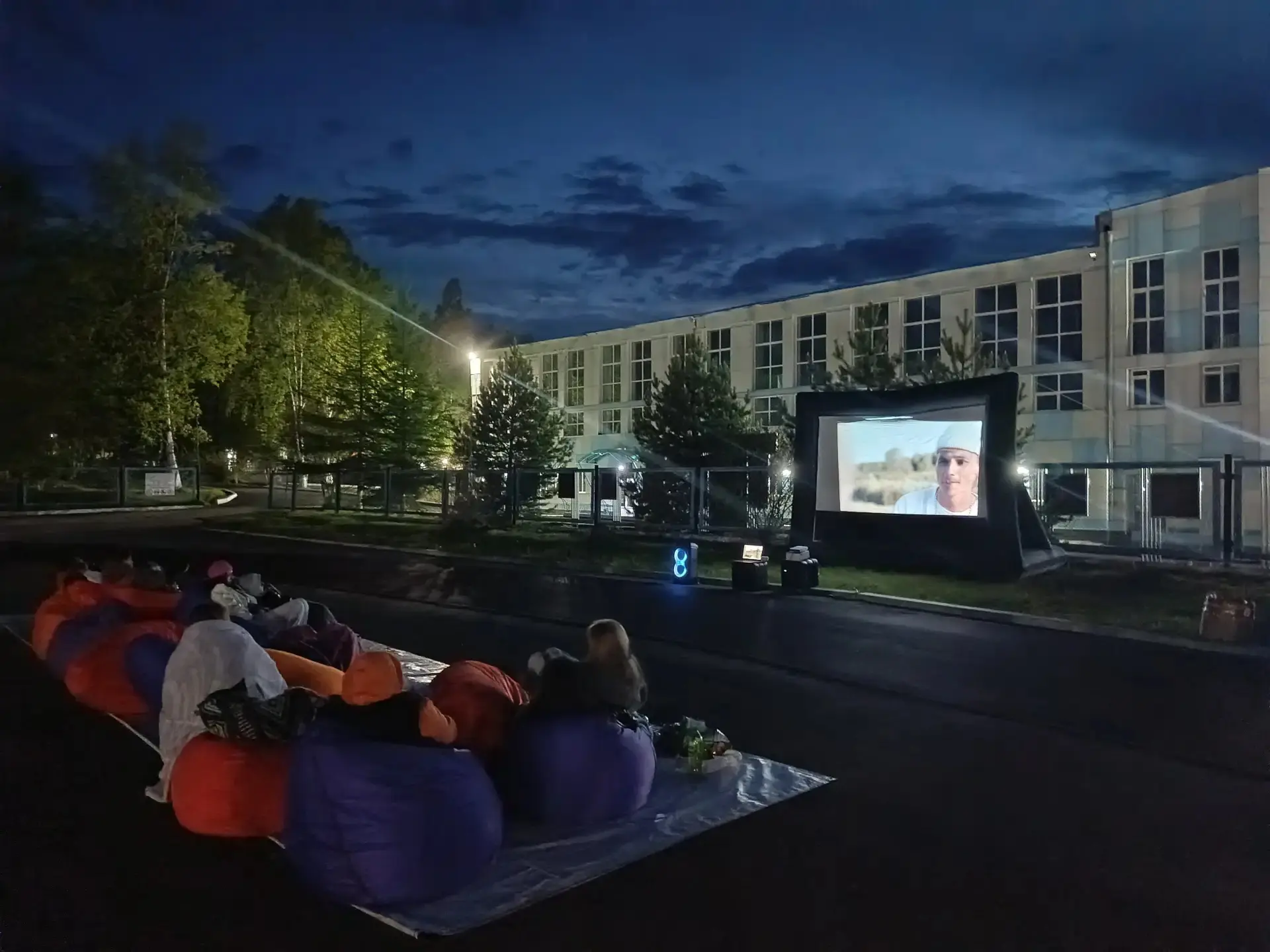 🎬 КИНОПОКАЗ ПОД ОТКРЫТЫМ НЕБОМ В РАМКАХ ДНЯ ДОБРЫХ ДЕЛ

12 июня, в День России, в рамках краевого п
