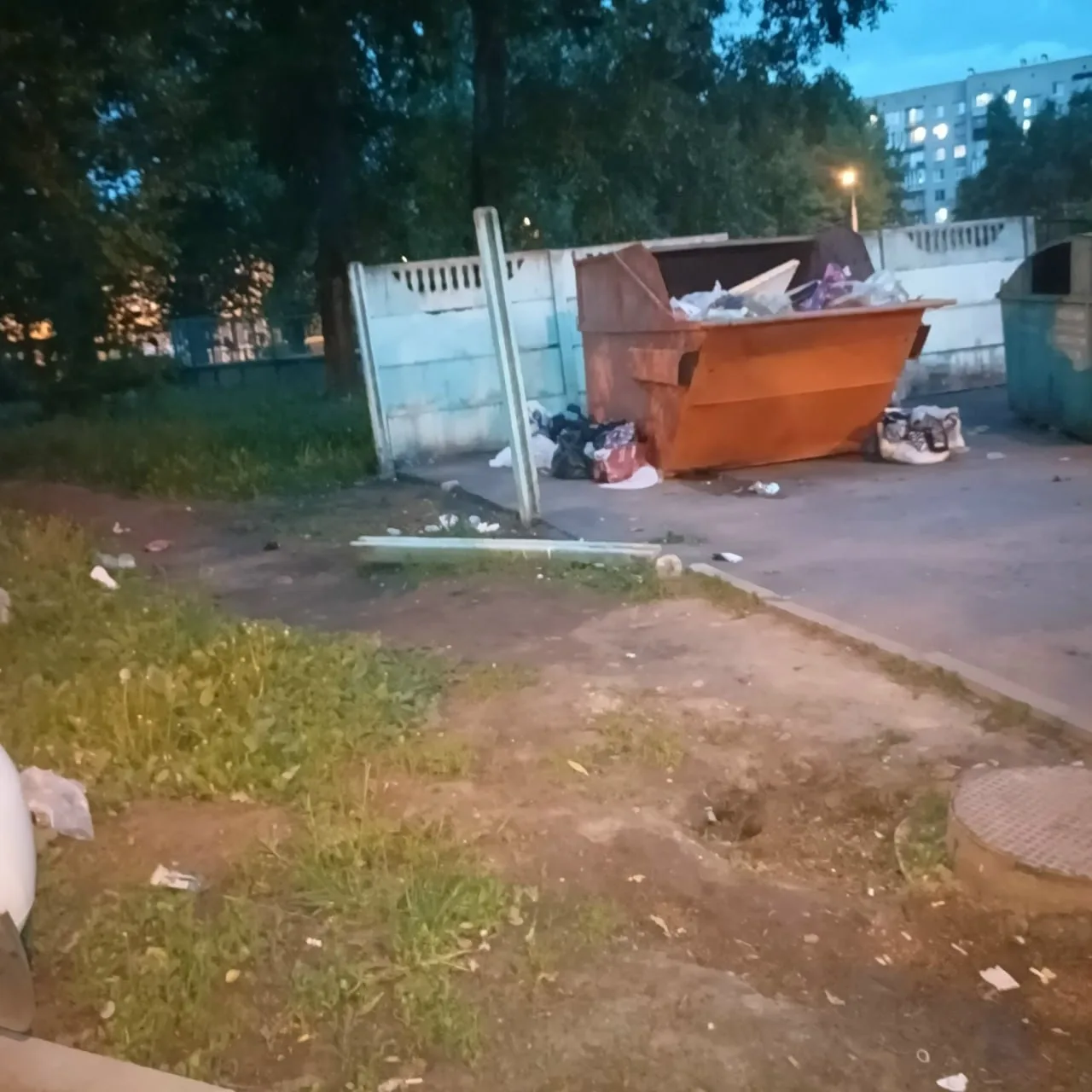 Жители дома на Лени Голикова, 60 жалуются на мусорную площадку ближе 20 м от МКД 🗑

Местные жители 