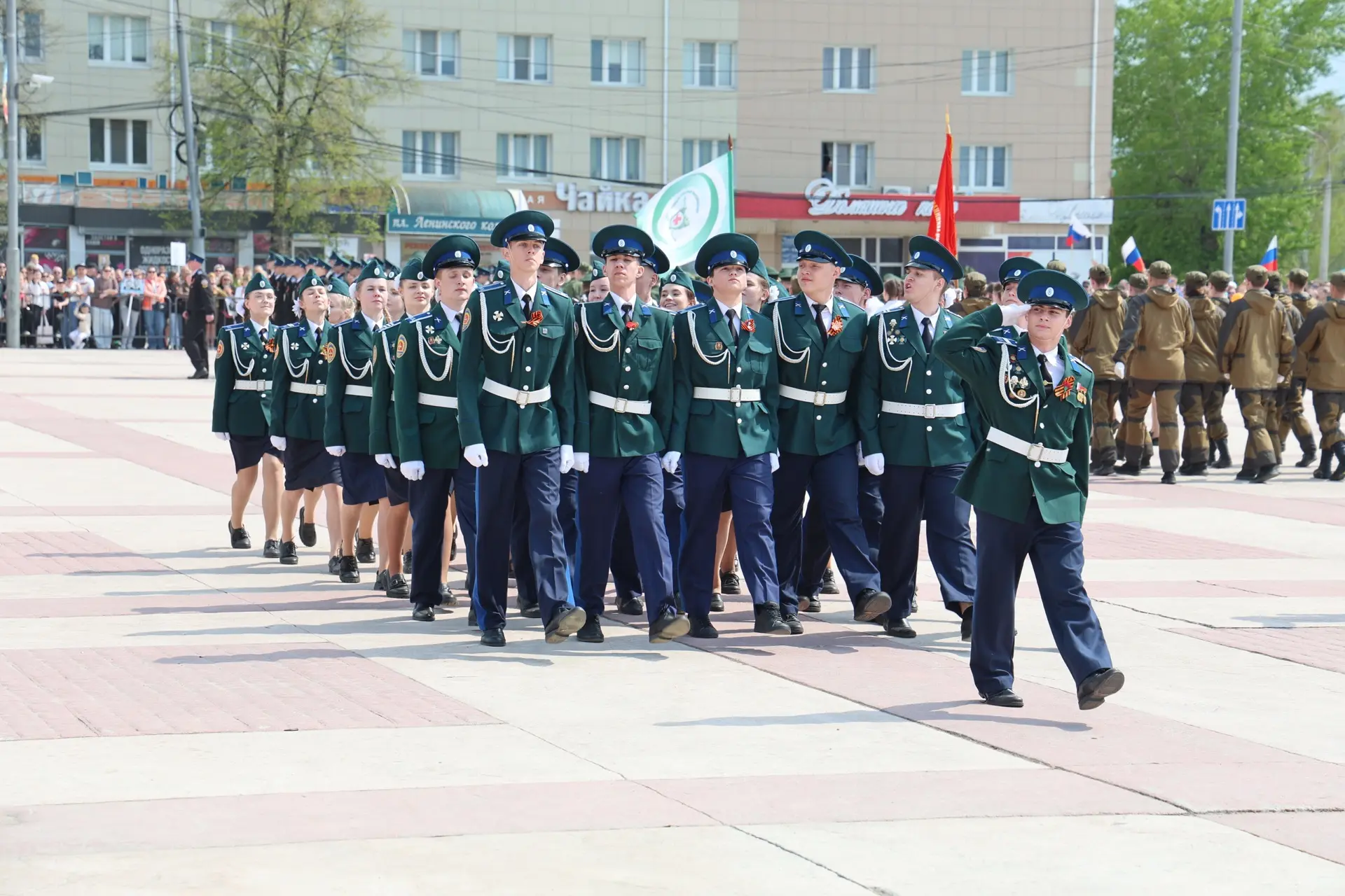В Каменске-Уральском прошли Парад наследников Победы и шествие «Бессмертного полка»  9 мая на площад