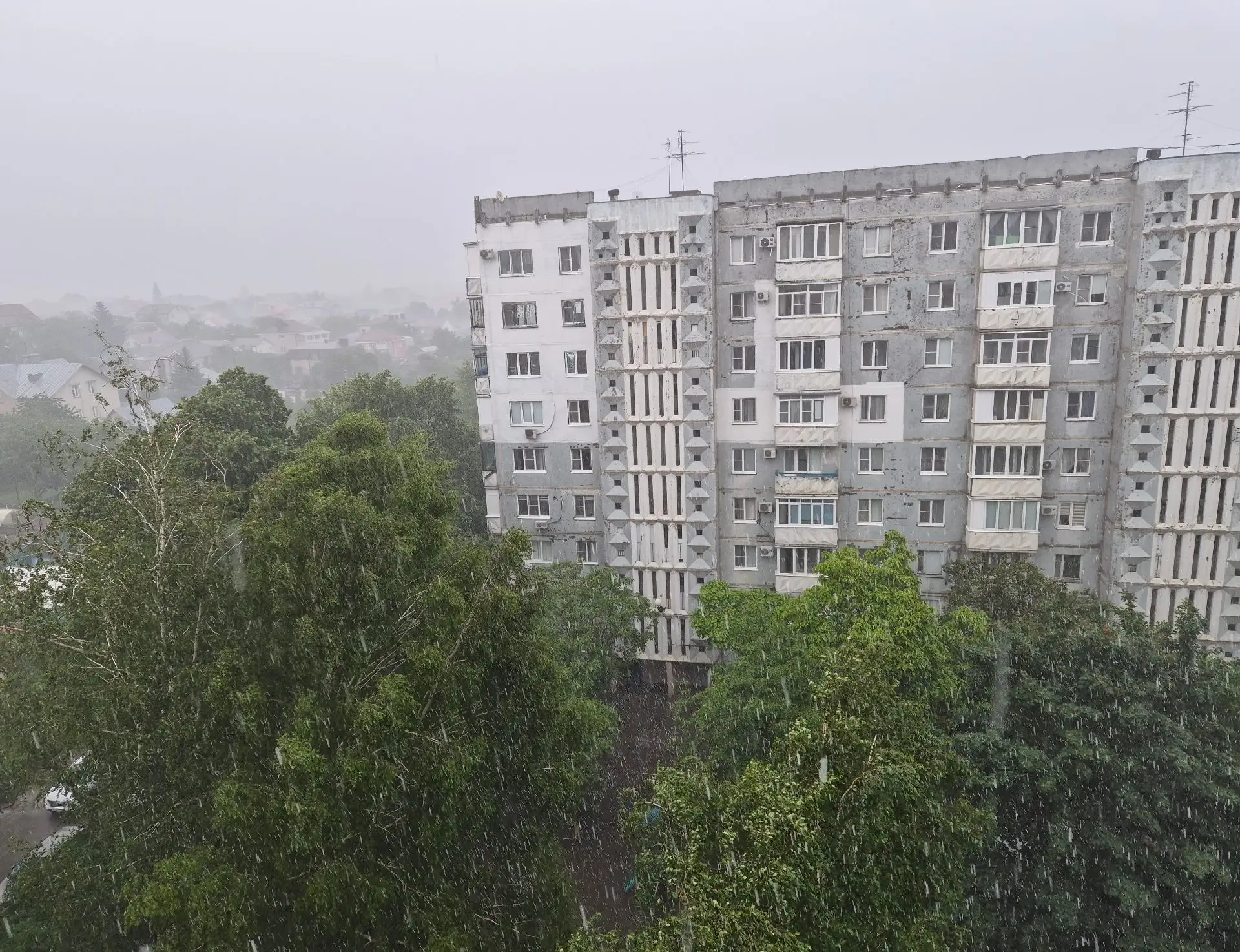 🌧Дождь с градом накрыл Ставрополь вечером 21 июня

Непогода пришла в город примерно в 16:50, а уже 