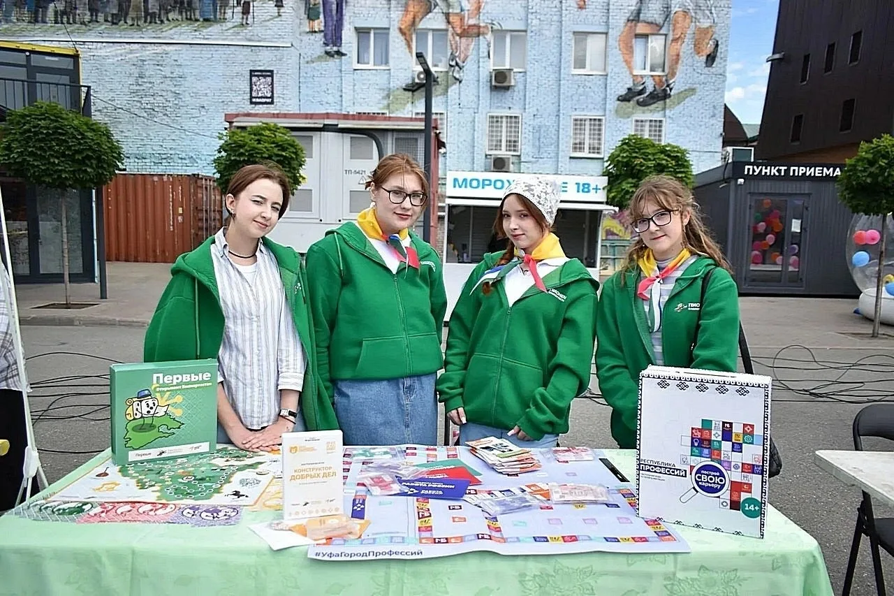 🎉 В Уфе отметили успехи волонтёров: прошёл Слёт добровольческих организаций

В Арт‑квадрате на площ