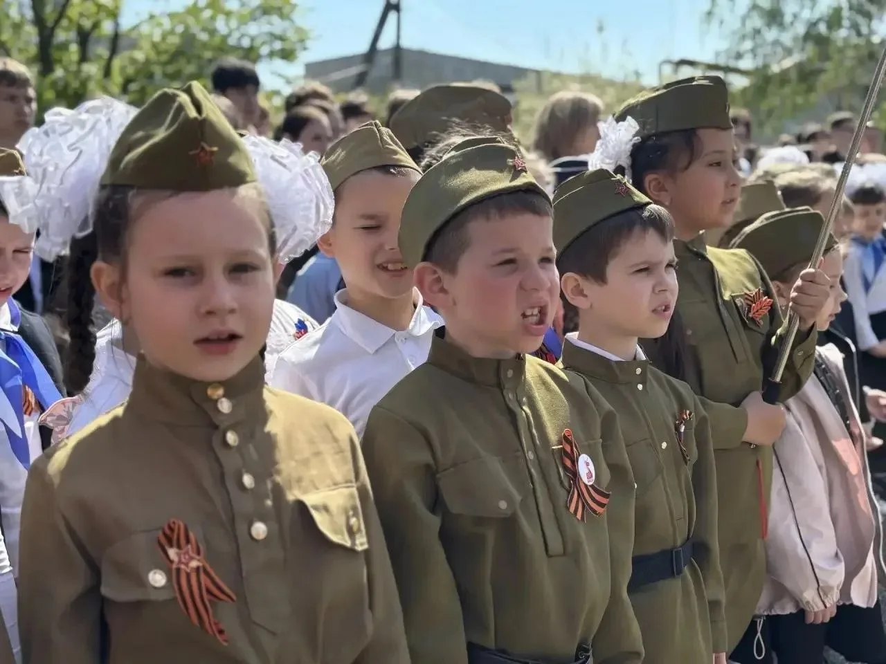 🚩Сегодня в городской школе №3 прошла торжественная линейка, посвященная Дню Победы.  На мероприятии 