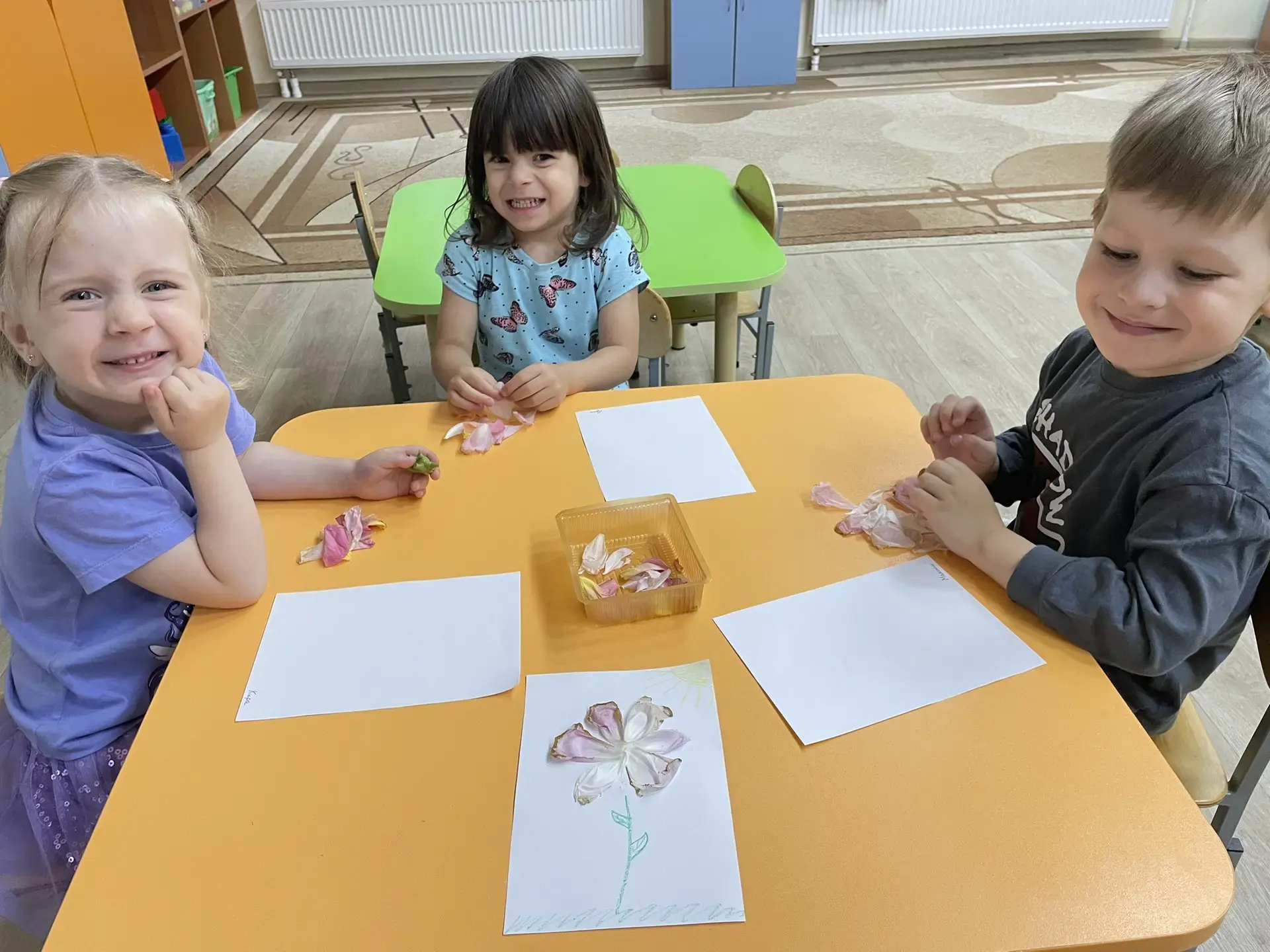 Несмотря на погоду за окном, в нашей группе — зелёное лето! 🍃

Сегодня ребята делали аппликацию из 