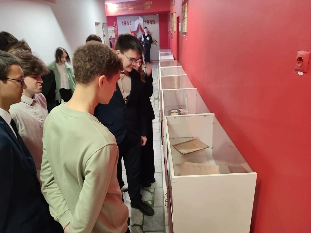 В школьном музее «Создаём историю вместе» для учащихся 10 «С» класса прошёл урок мужества, посвящённ
