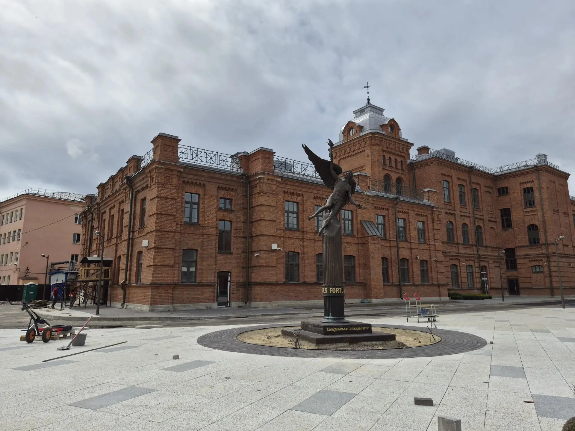 Вроде как, нашёлся "Крылатый гений", которого убрали от входа в главное здание СПбГУ, заменив на пам