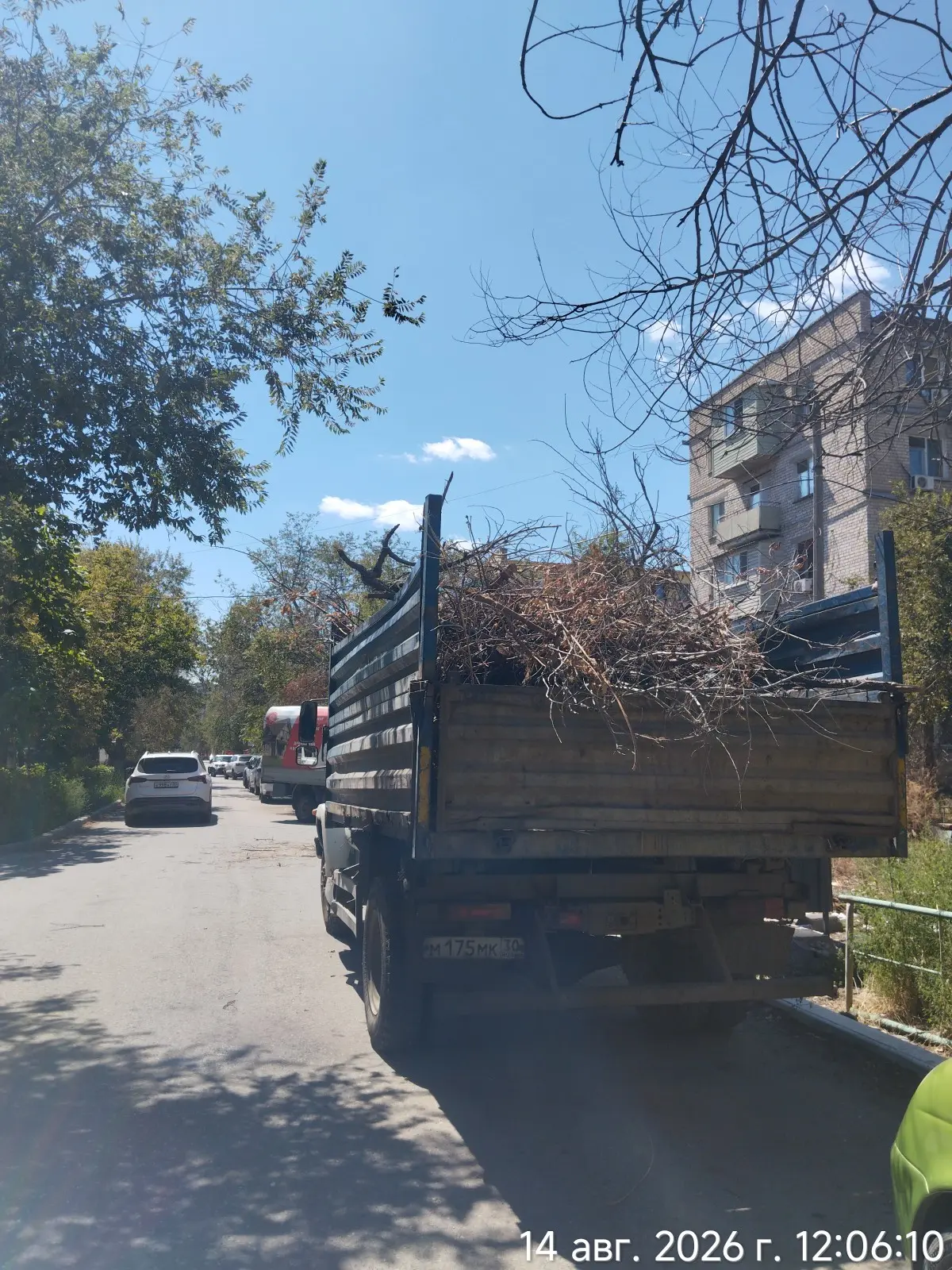 МБУ ,,Зелёный город" производит частичный вывоз веток после опиловки произведённой неск...