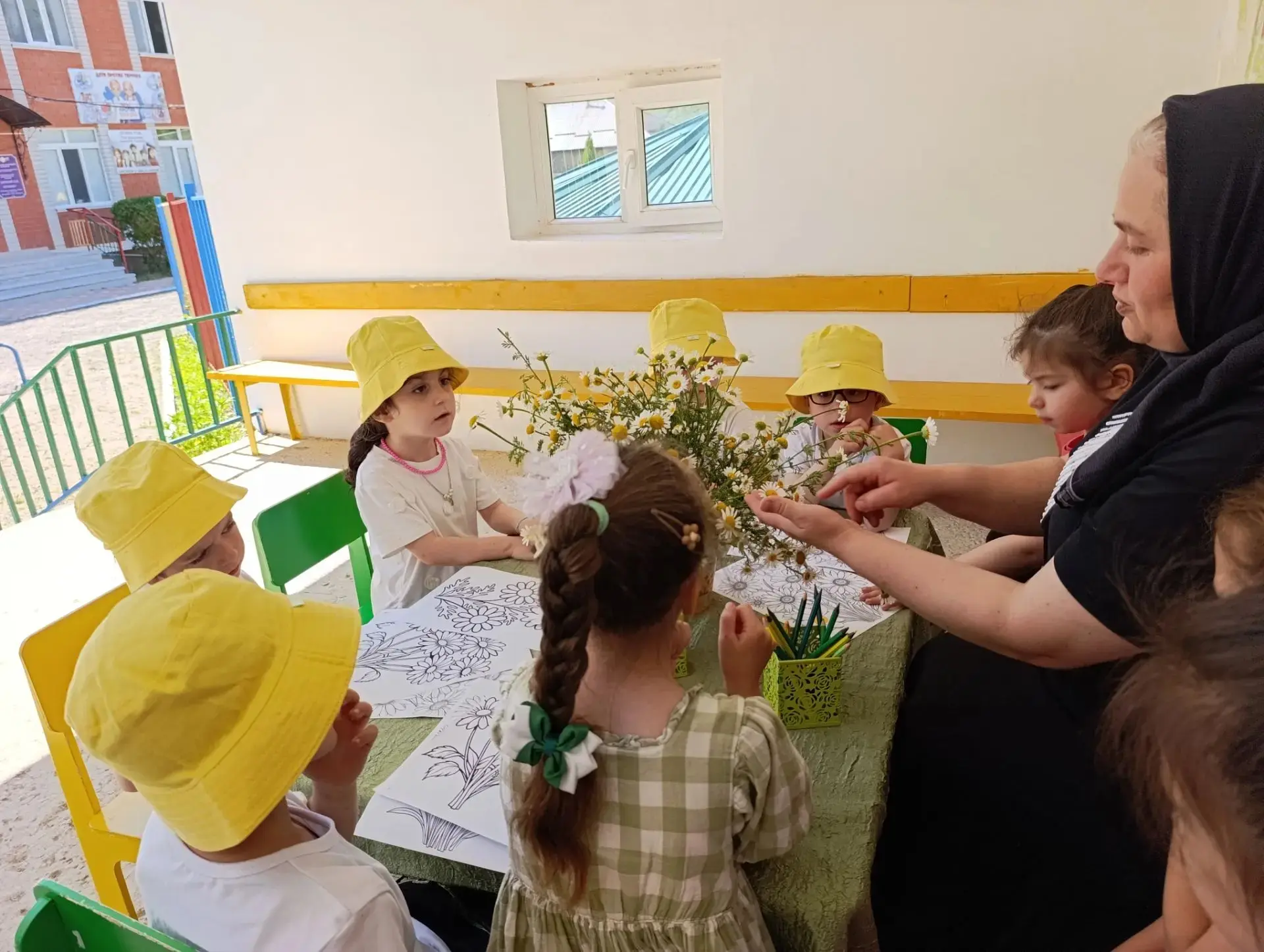 Занятие по рисованию в средней группе "Солнышко"
Тема: «Ромашка белый лепесток – удивительный цветок