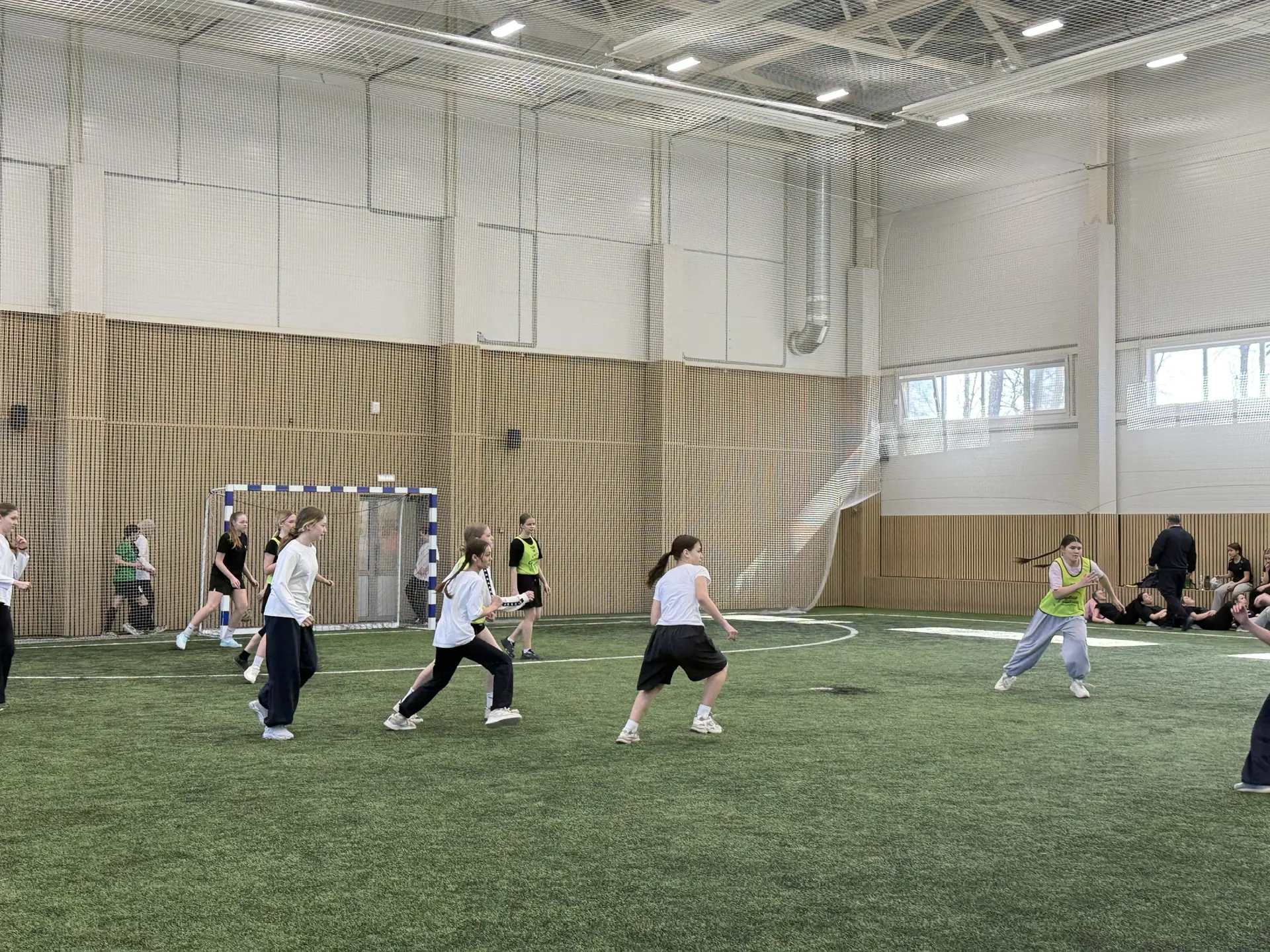 👧🏽⚽️  Сегодня команды 5а, 6а и 6б классов отправились покорять футбольные поля! 🏆  А пока ждали свой