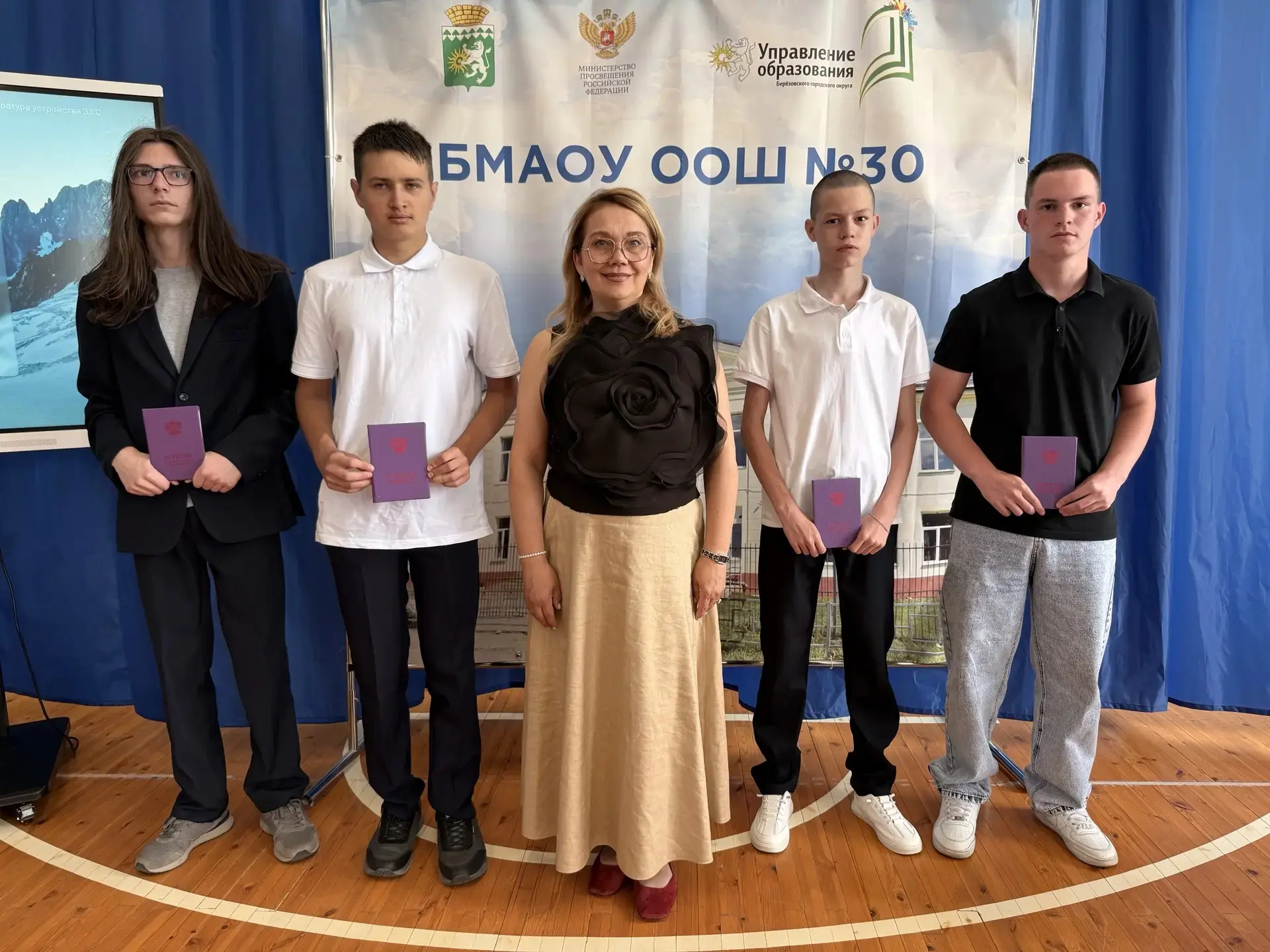 🎓 Сегодня вручили аттестаты нашим 9-классникам!
С напутствием выступили директор Григорьев Юрий Иго