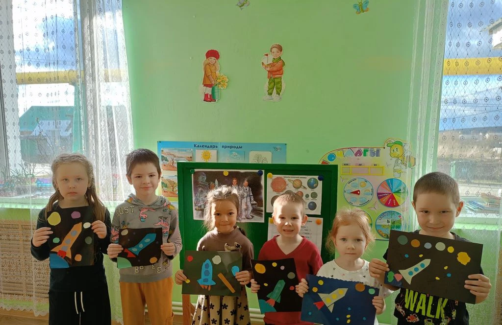 В преддверии  Дня космонавтики ребята создали чудесную аппликацию: ракеты мчатся в косм...