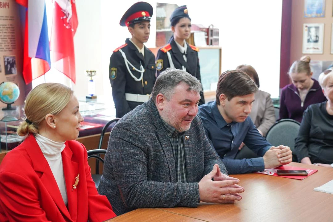 📚 Посольство Республики Казахстан в Российской Федерации передало в дар школе № 1912 книги из своего