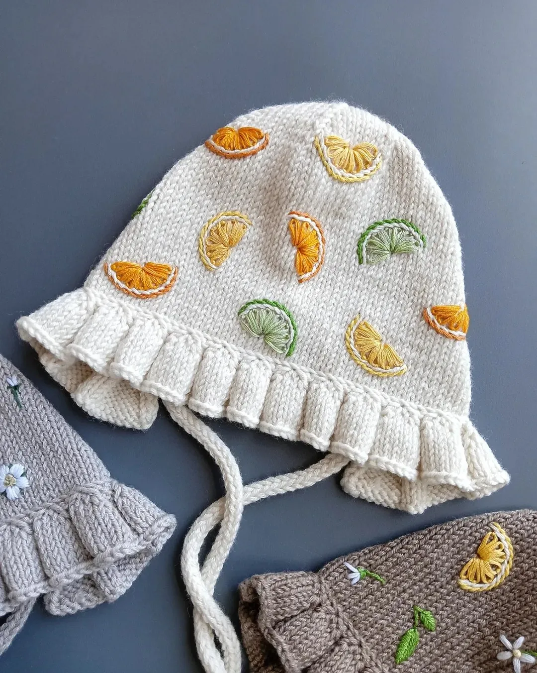 Идея для вязания 🌸🌺 Чепчики с вышивкой 
Автор:  lovalis_knit