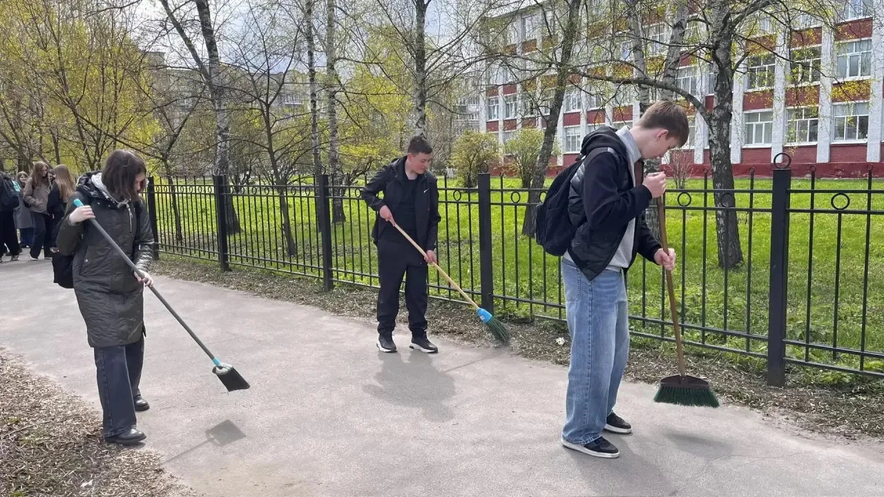 🧹 ПО ТРАДИЦИИ – К ЧИСТОТЕ! 🧹  В рамках месячника по благоустройству наши учащиеся и педагоги сегодня