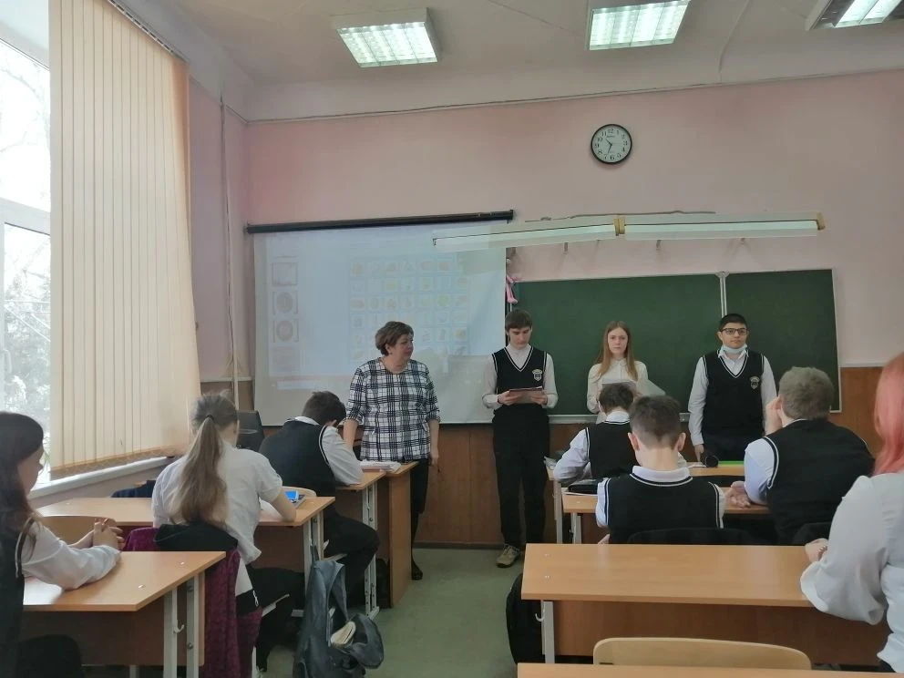 20 февраля в 8б прошел классный час "Есть такая профессия - Родину защищать",. в ходе которого ребят