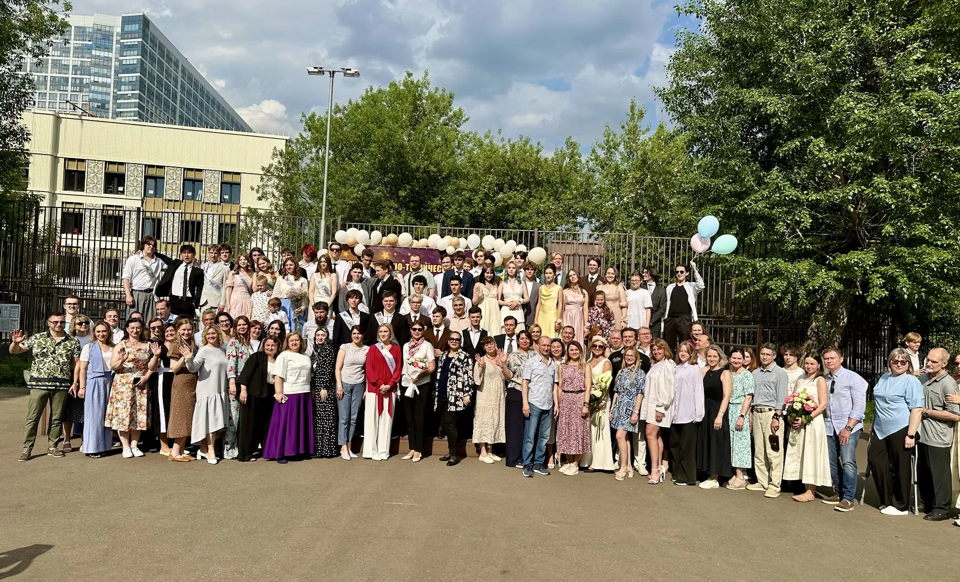 🔔Последний звонок для 11А и 11Б в школе на ул. Ак. Ильюшина, 8!   Позади 11 лет учёбы, впереди — бол
