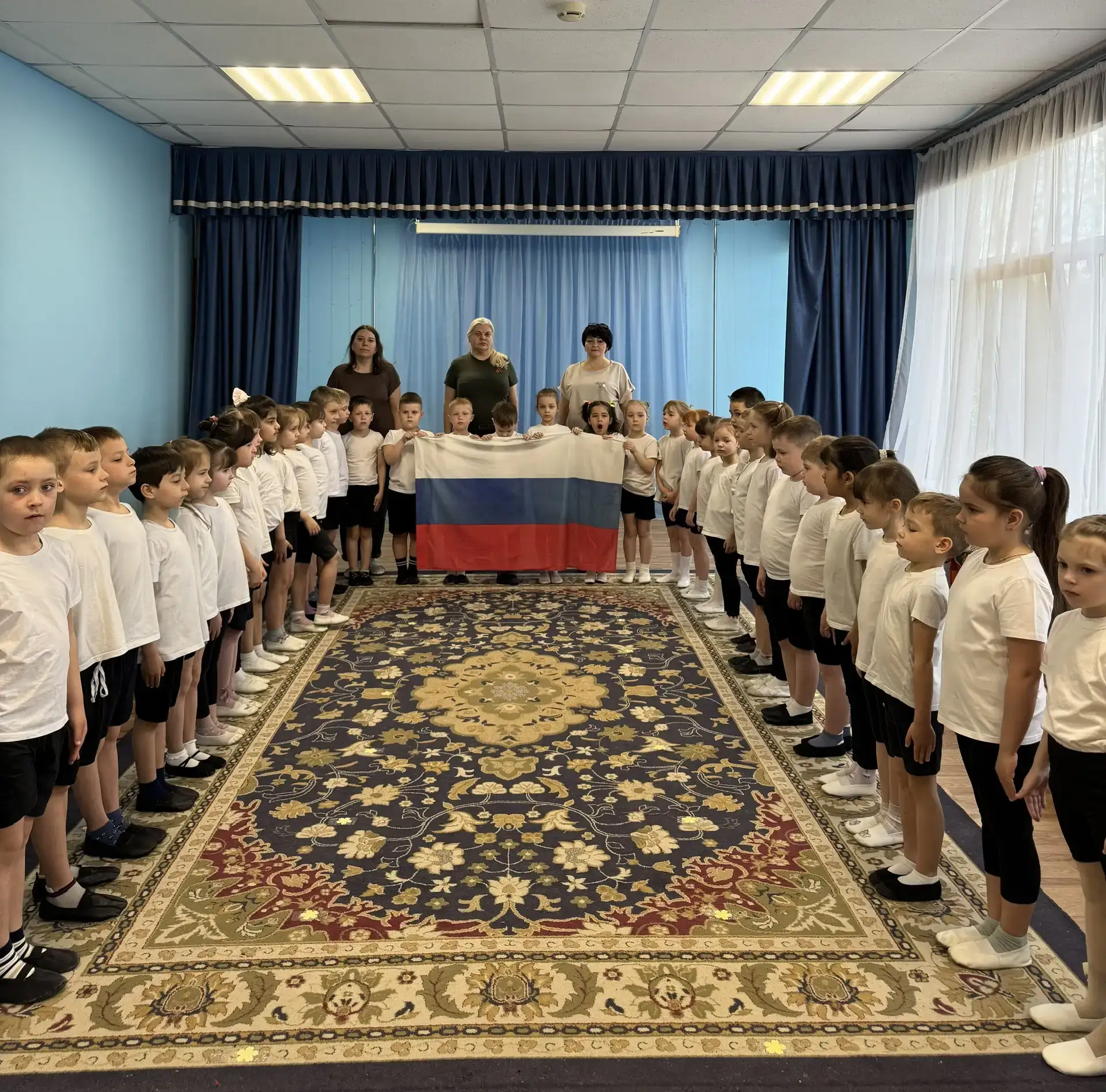 Утро понедельника в дошкольном отделении № 40 в старшей и подготовительной группах,по традиции, нача